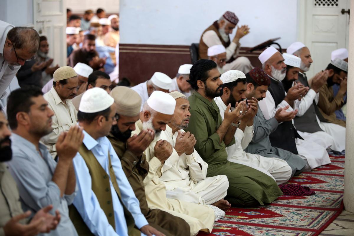 Los musulmanes celebran el fin del Ramadán. Fiesta del Eid al-Fitr en Peshawar, Pakistán.