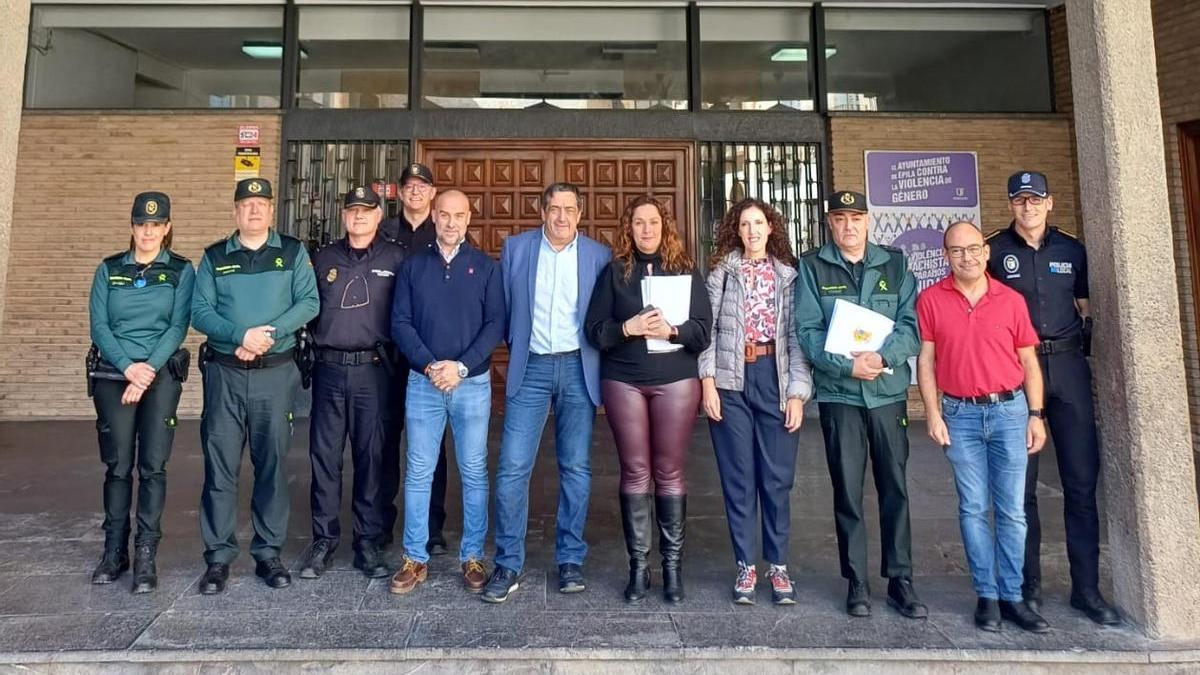 El alcalde Jesús Bazán y la subdelegada del Gobierno, Noelia Herrero, junto a responsables de los cuerpos de seguridad y miembros de la corporación local tras constituirse la Junta Local de Seguridad.