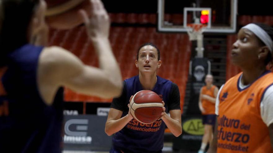 María Pina, durante el entrenamiento vespertino de este miércoles en La Fonteta