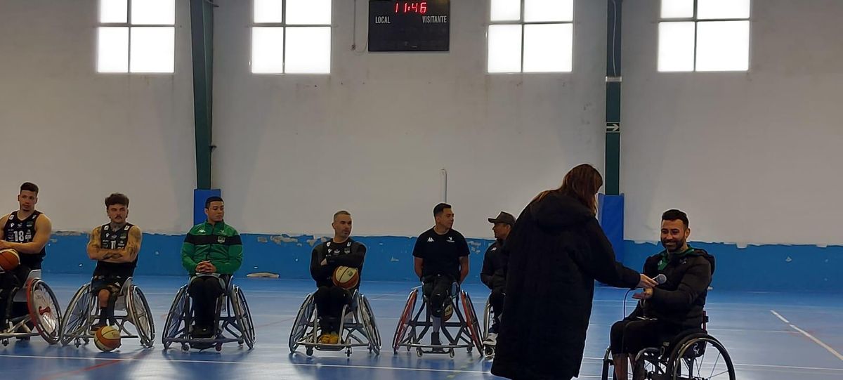 La alcaldesa saluda a los jugadores.