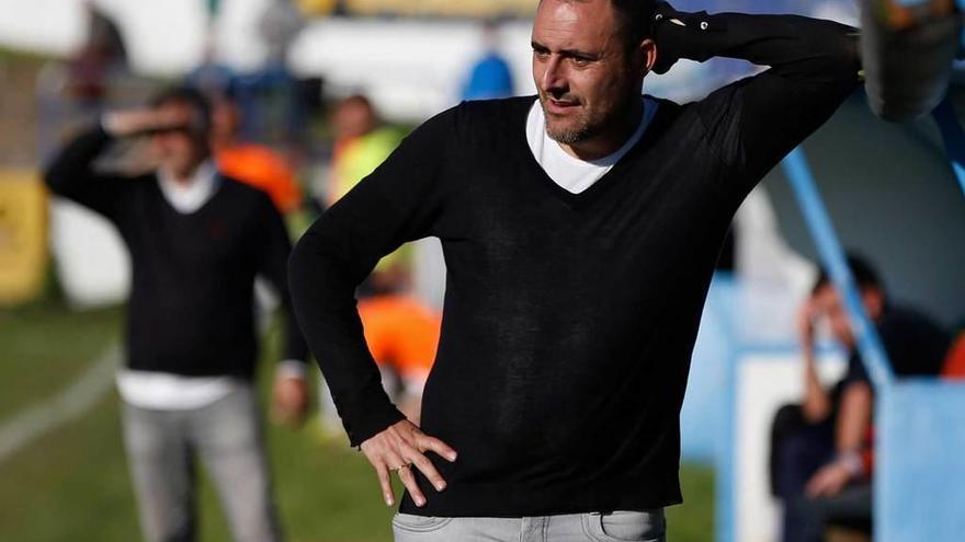 Mario Prieto observa un partido del Caudal desde la zona técnica.