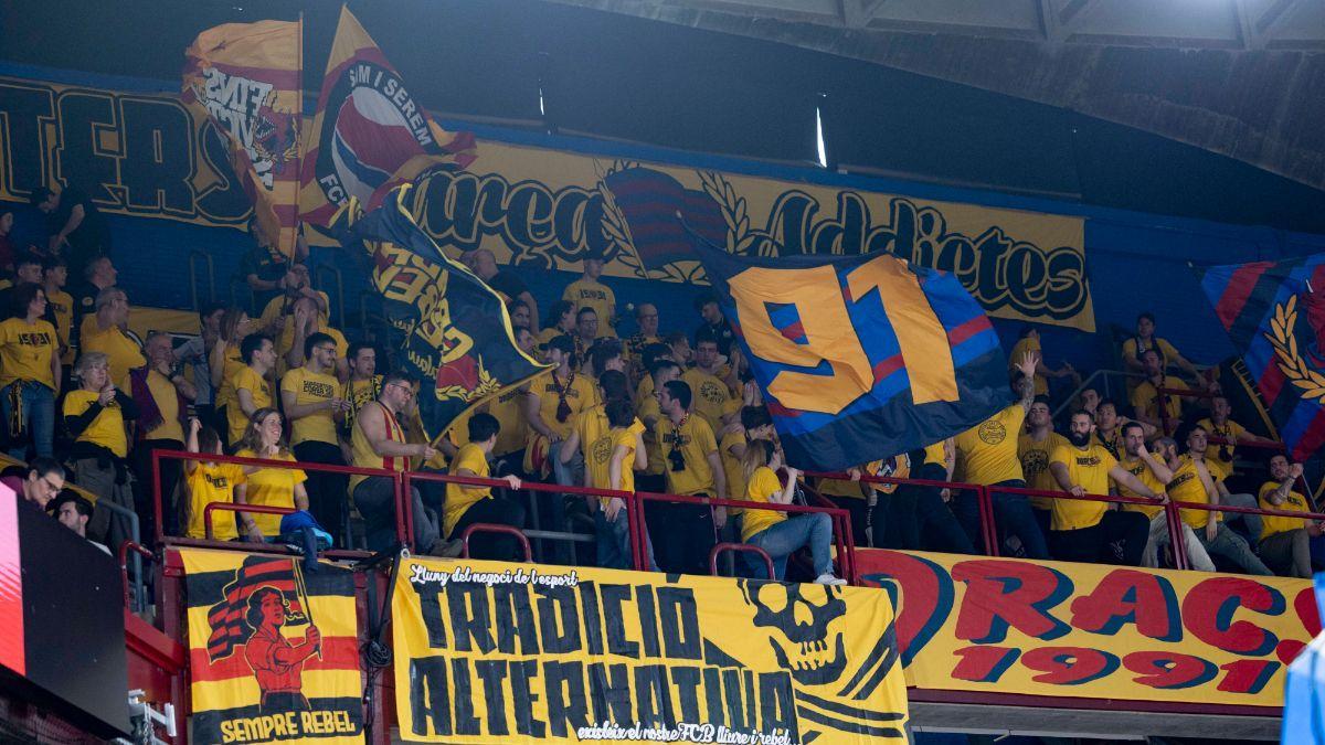 Los Dracs animan al Barça de basket en el Palau Blaugrana