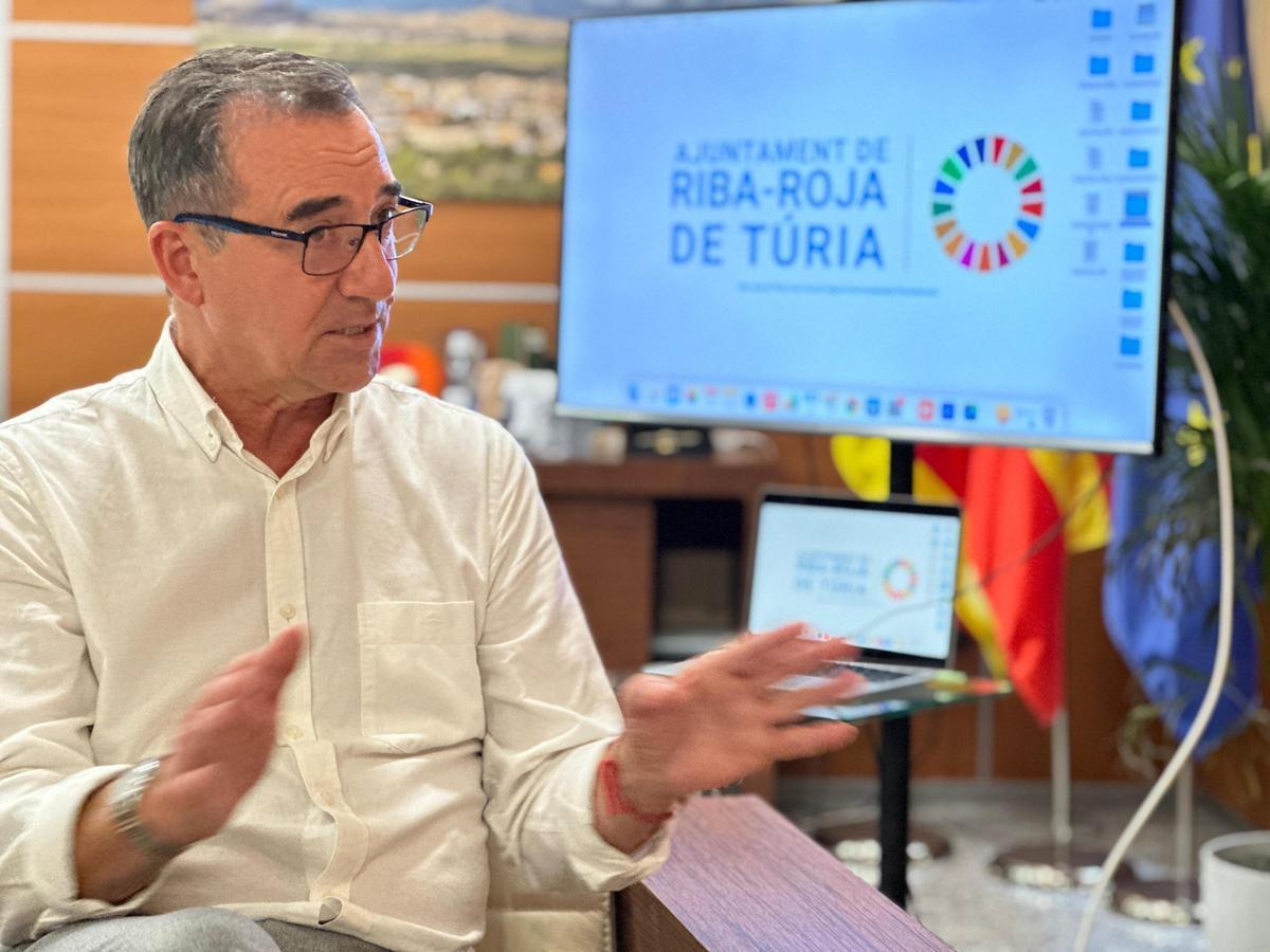Robert Raga, alcalde de Riba-roja de Túria, durante una de las reuniones de 'Espai Obert'.