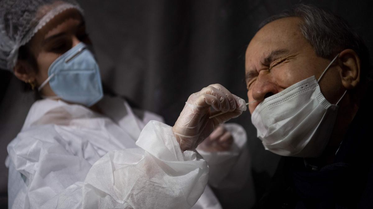 Un sanitario realiza un test de coronavirus a un ciudadano en Nantes.