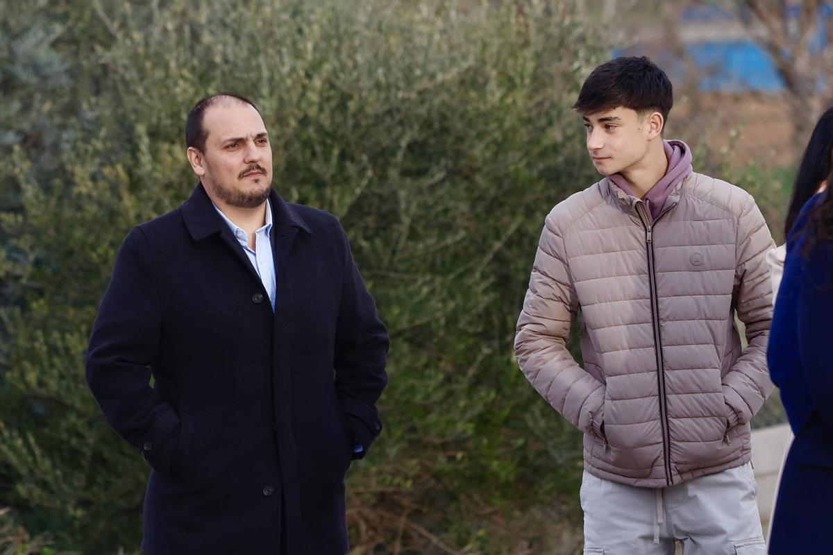 El alcalde de Adamuz, Rafael Ángel Moreno, y Julio Rodríguez, joven que no dudó en ayudar durante el accidente.