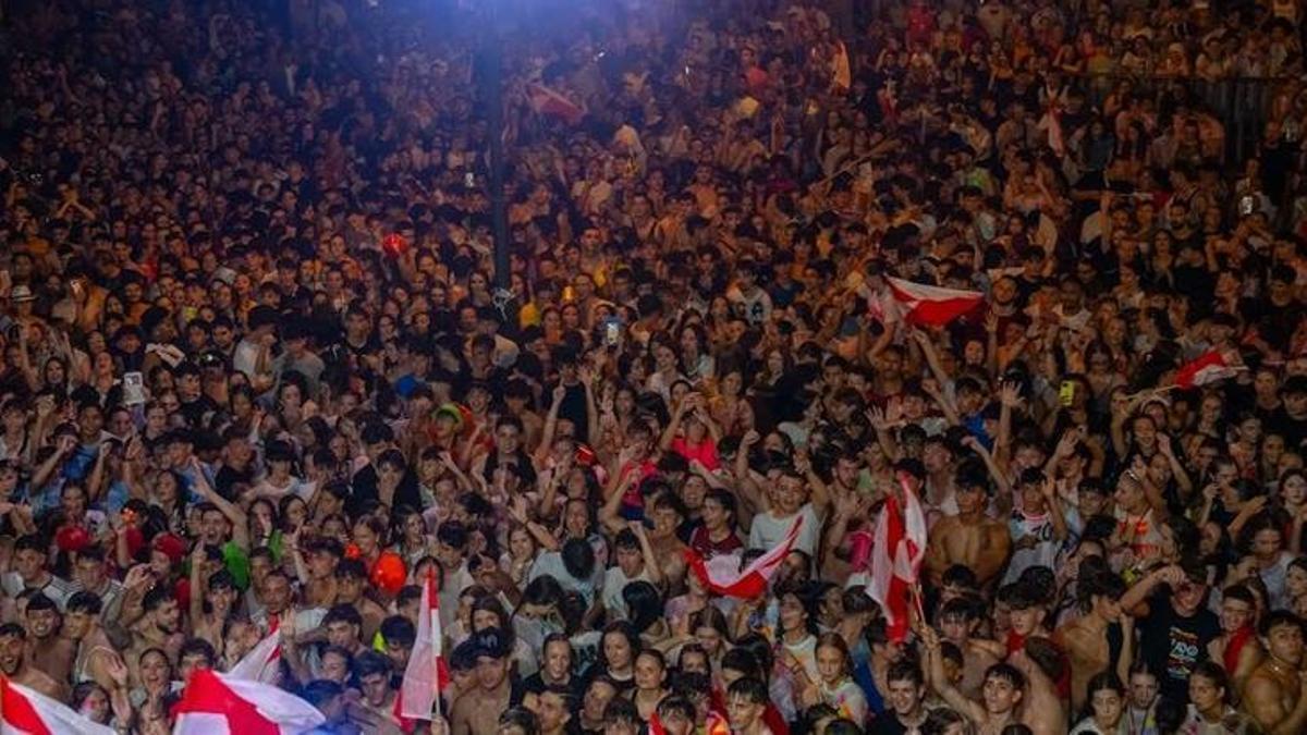 Imagen de asistentes a la Xopà que abrió las fiestas.