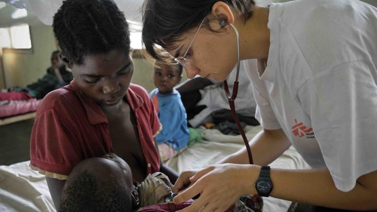 Médicos sin fronteras: doctora atiende a niña con malaria.