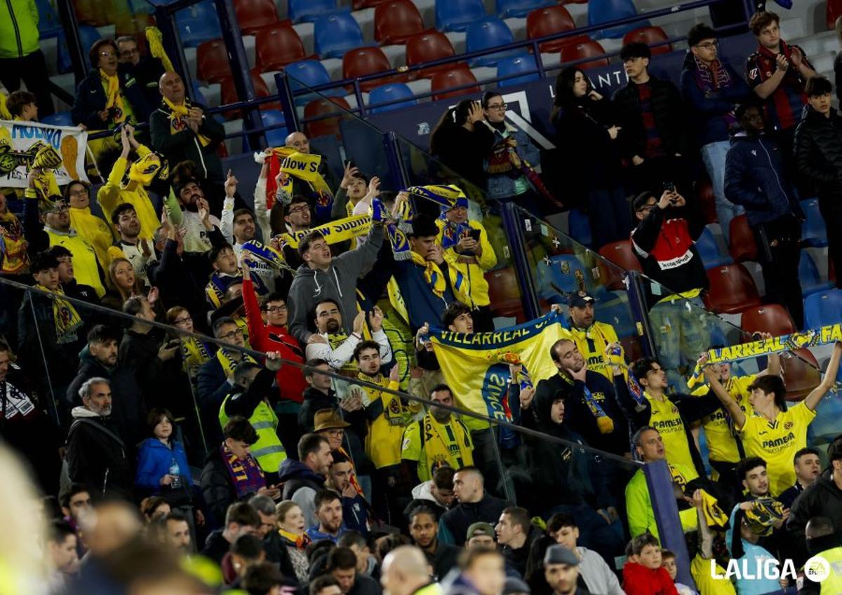 La afición del Villarreal en la zona visitante del Ciutat de València