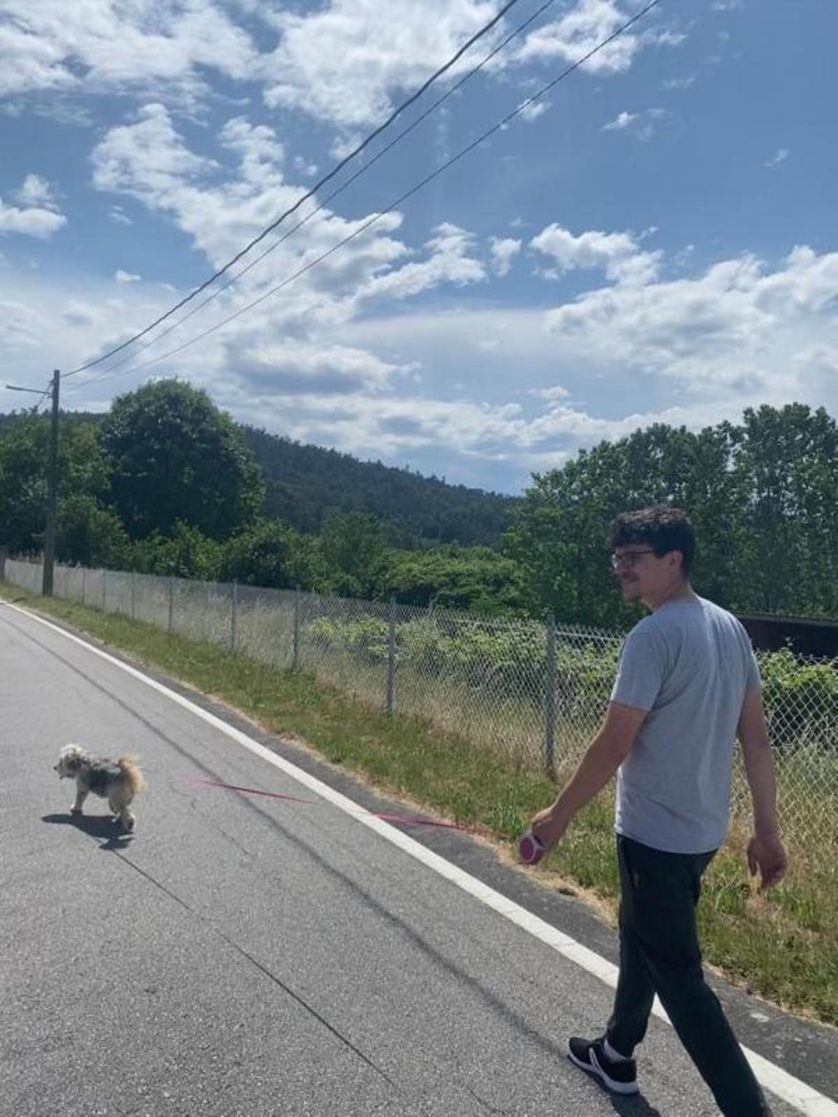 Xoán Reices. El alcaldable del BNG aprovechó el día de reflexión para estar con la familia, pasear con su perro Troski y disfrutar al aire libre para relajarse de unas jornadas intensas.