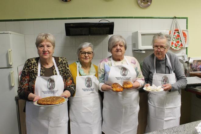 Así se hace el bollo de Comadres en la Pola, cuyo secreto está en la masa