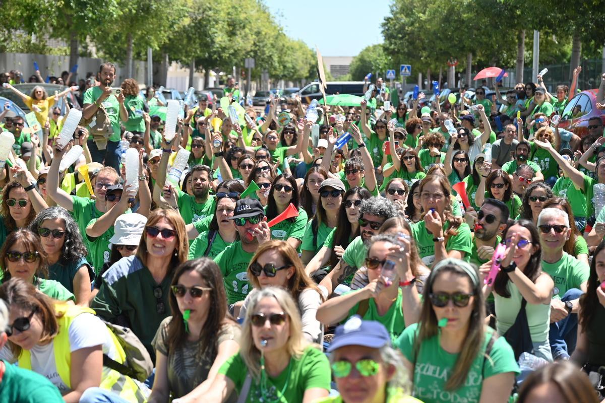 Galería de imágenes: nueva jornada de movilizaciones de los profesores en Castellón