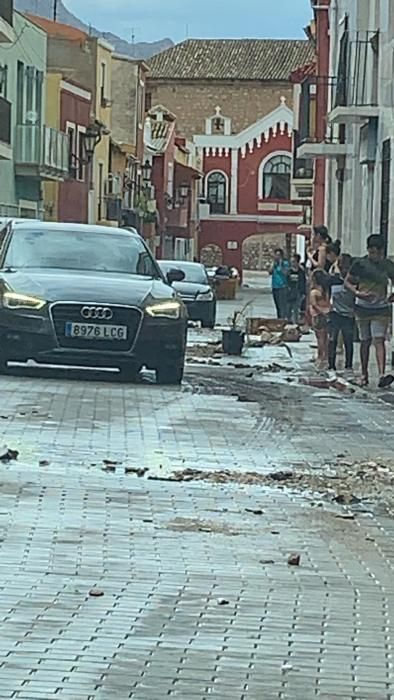 Las lluvias han provocado pequeñas inundaciones en los barrios situados junto a la ladera de la Sierra de Orihuela