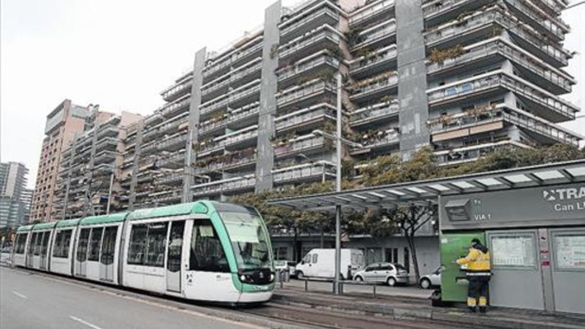 Un tranvía pasa frente a unos edificios con terrazas espaciosas de la avenida de Eduard Maristany, el lunes.