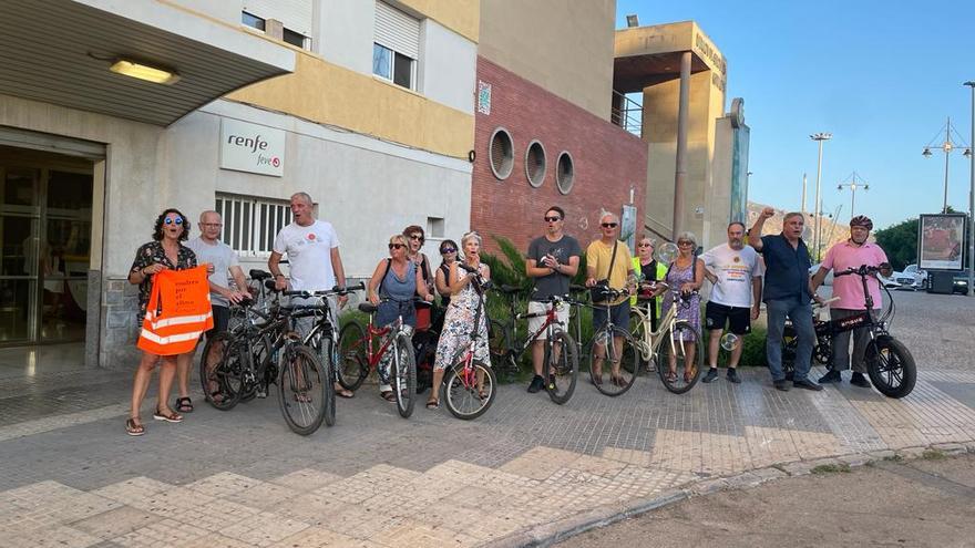 Protesta ante la prohibición de llevar bicicletas en el FEVE de Cartagena