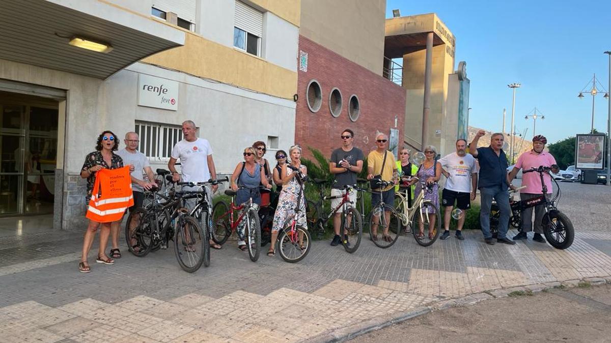 Una veintena de ciudadanos, durante la protesta frente a FEVE