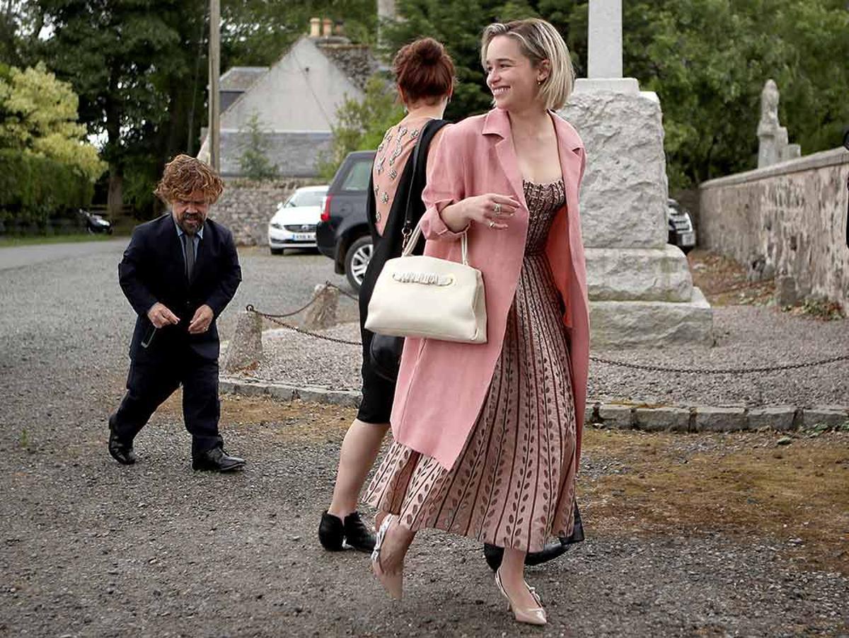 Peter Dinklage y Emilia Clarke llegando a la boda de Kit Harington y Rose Leslie