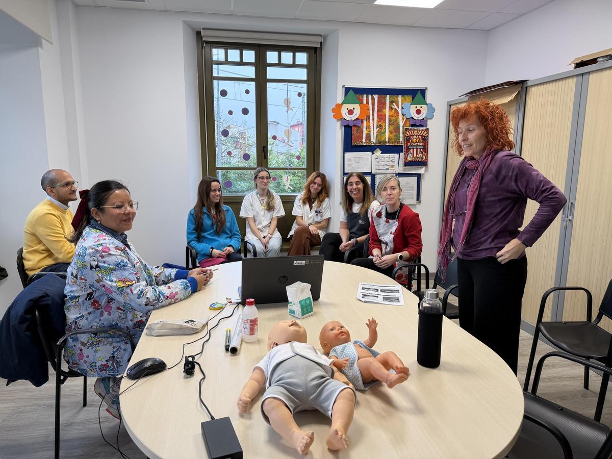 Los educadores  en el taller con el equipo de pediatría