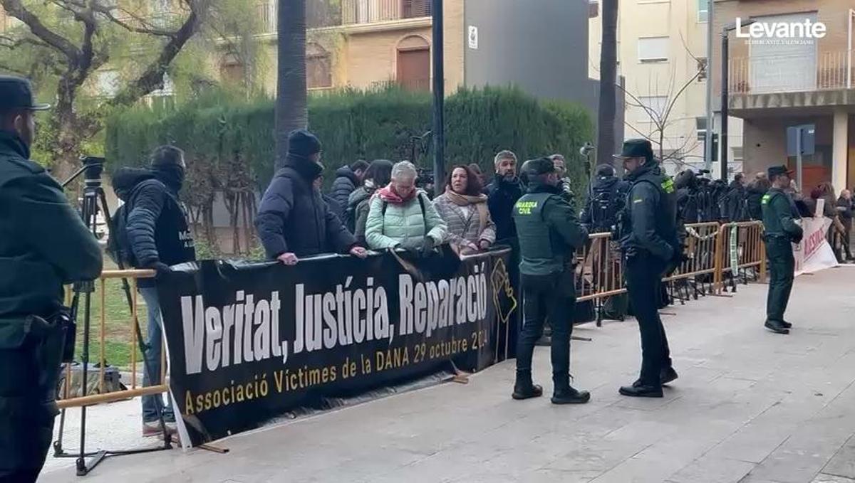 Asociaciones de víctimas de la dana se concentran en el juzgado de Catarroja a la espera de la llegada de Salomé Pradas y de José Manuel Cuenca