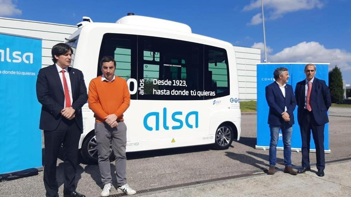 Borja Sánchez, Gerardo Sanz, Alejandro Calvo y Jacobo Cosmen, ante el autobús autónomo de Llanera.