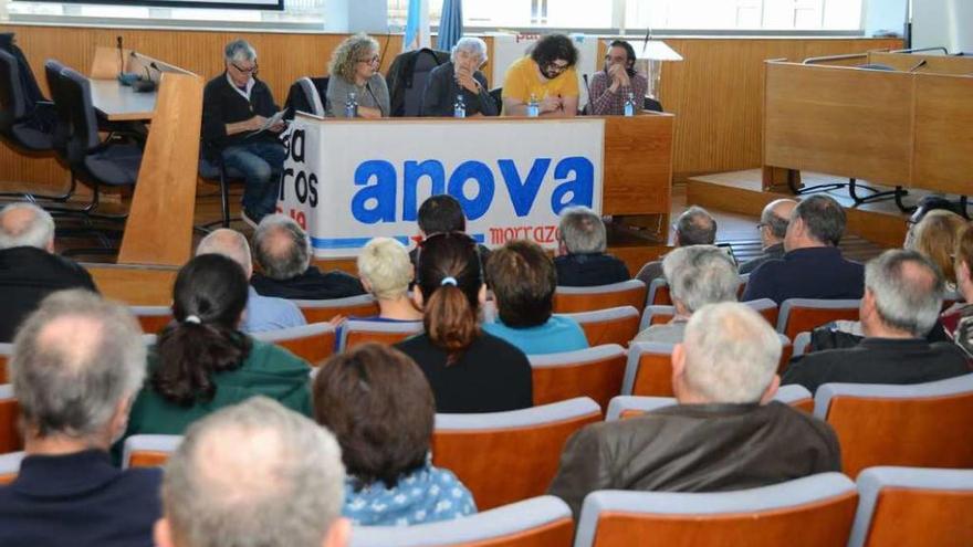 El portavoz nacional, Xosé Manuel Beiras, presidió la mesa en el debate de ayer en Cangas. // Gonzalo Núñez