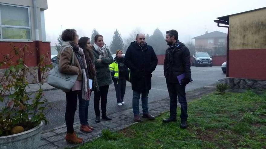 Visita a los terrenos del CEIP Fermín Bouza Brey para buscar ubicación para la huerta. // D.P.