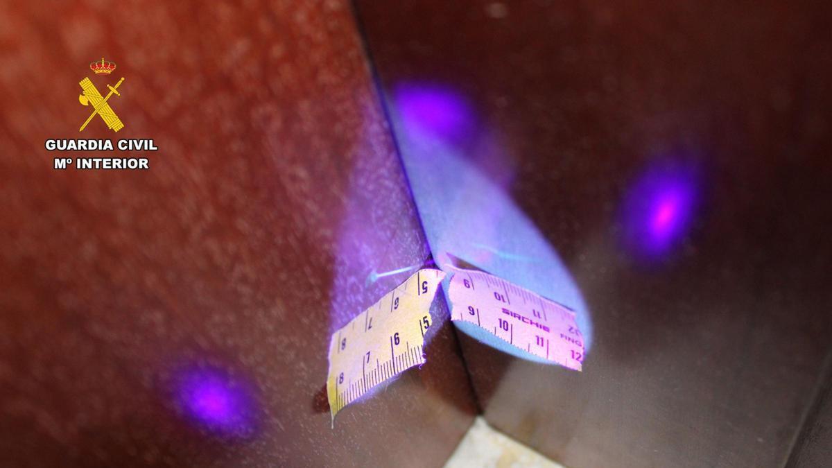 Una de las marcas de silicona que emplean los cacos para robar en viviendas