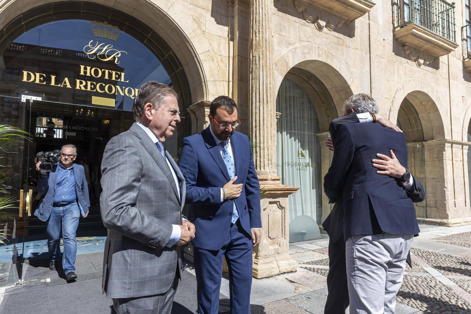 La Asociación Día de Galicia en Asturias entrega su medalla de oro a Adrián Barbón y Carmen Moriyón