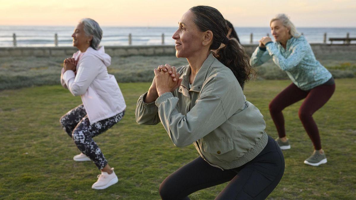 Tres mujeres haciendo sentadillas