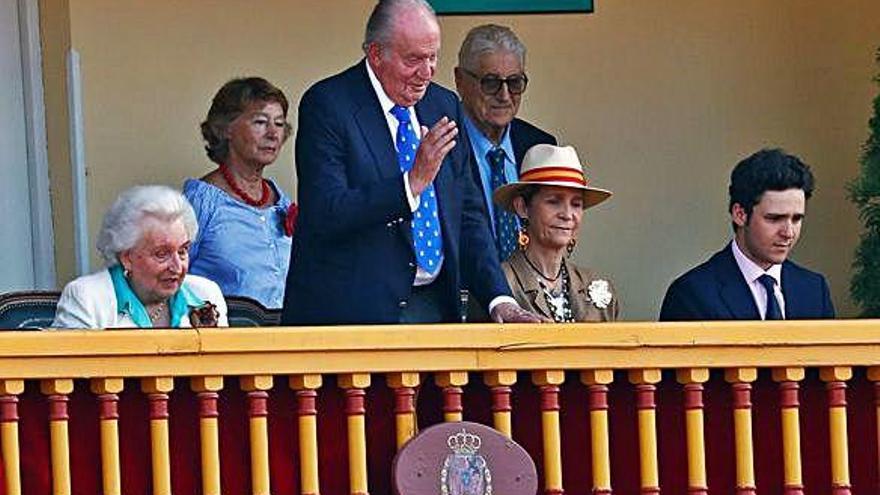 El rey Juan Carlos junto a la infanta Elena y su nieto durante una corrida de toros en mayo.