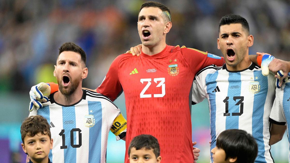 Messi cantando el himno junto al 'Dibu'