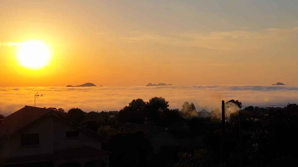 La densa niebla, el atardecer, y al fondo, los tres picos más elevados de las Islas Cíes