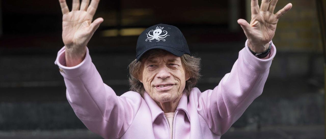Mick Jagger saluda a fans de los Rolling Stones en Ámsterdam, en julio de 2022