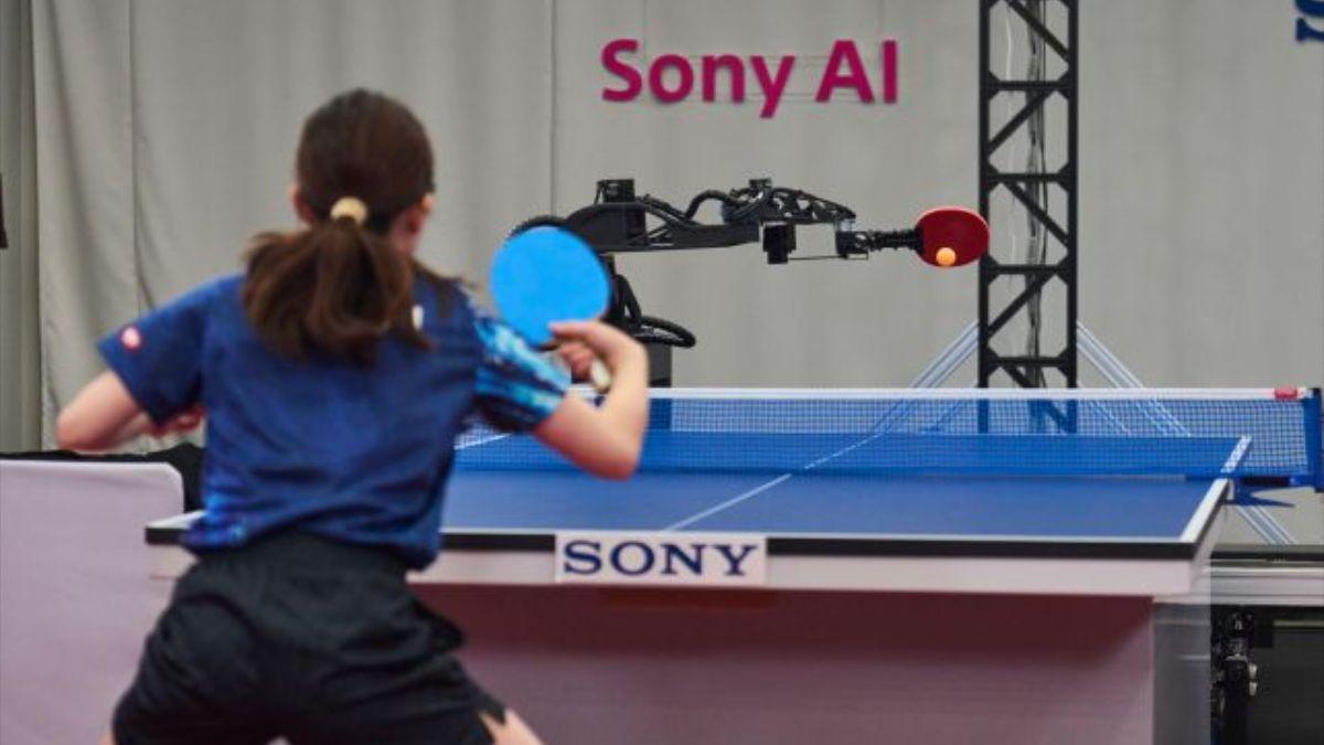 El robot Ace en un partido de tenis de mesa contra el jugador profesional Minami Ando en abril de 2025.