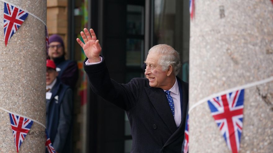 Las protestas en Francia obligan a aplazar la visita de Carlos III