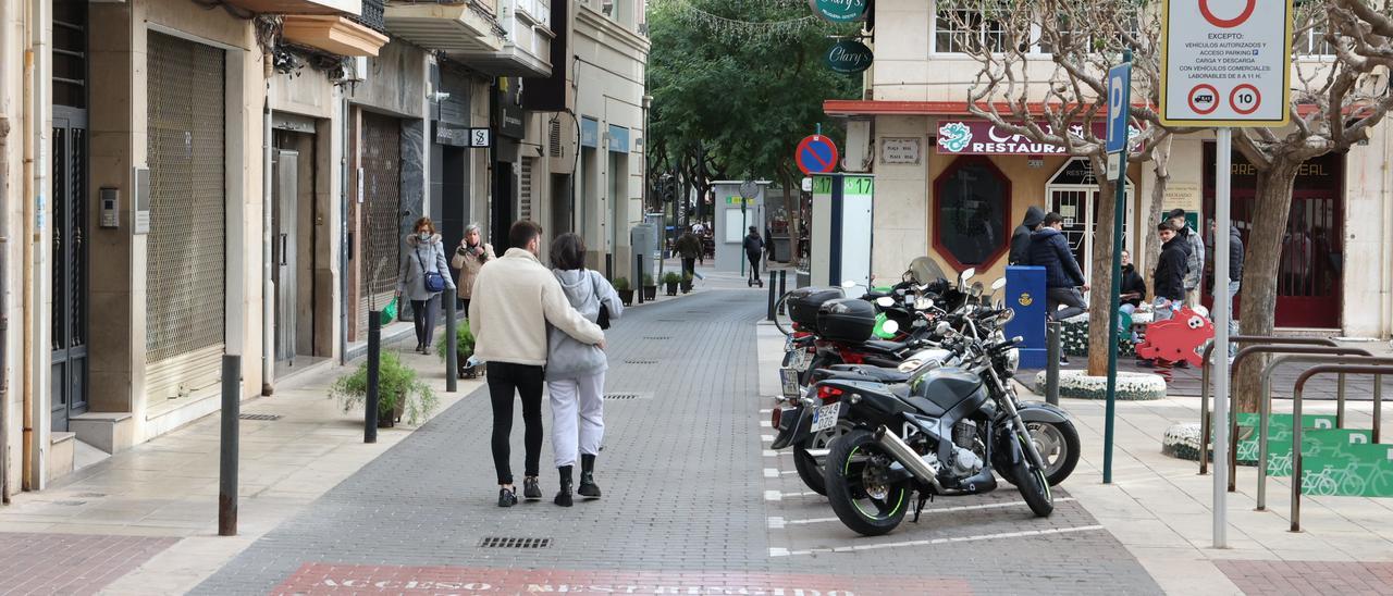 Dos personas pasean por Castelló.