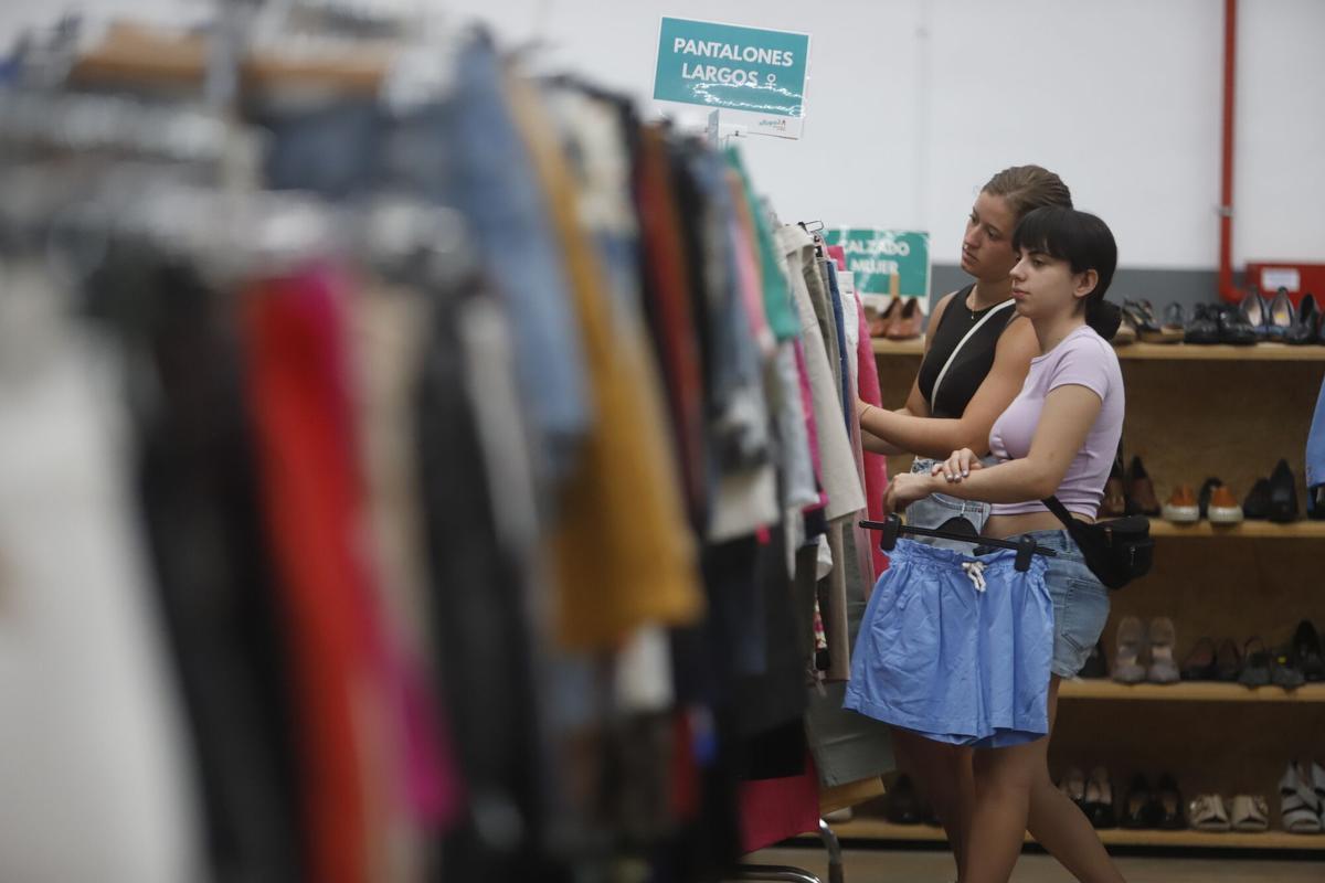 La 'tienda' de Zaragoza con más ropa de segunda mano comienza sus rebajas de verano: descuentos de hasta el 30%: “Nuestra misión es intentar salvar el planeta”
