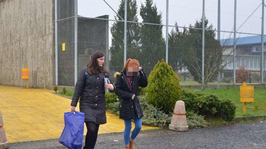 Rosario Rodríguez y su hija, a la salida el sábado de la prisión de A Lama.