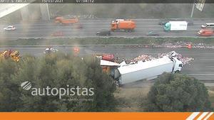 Mor el conductor d’un camió en un accident a Subirats