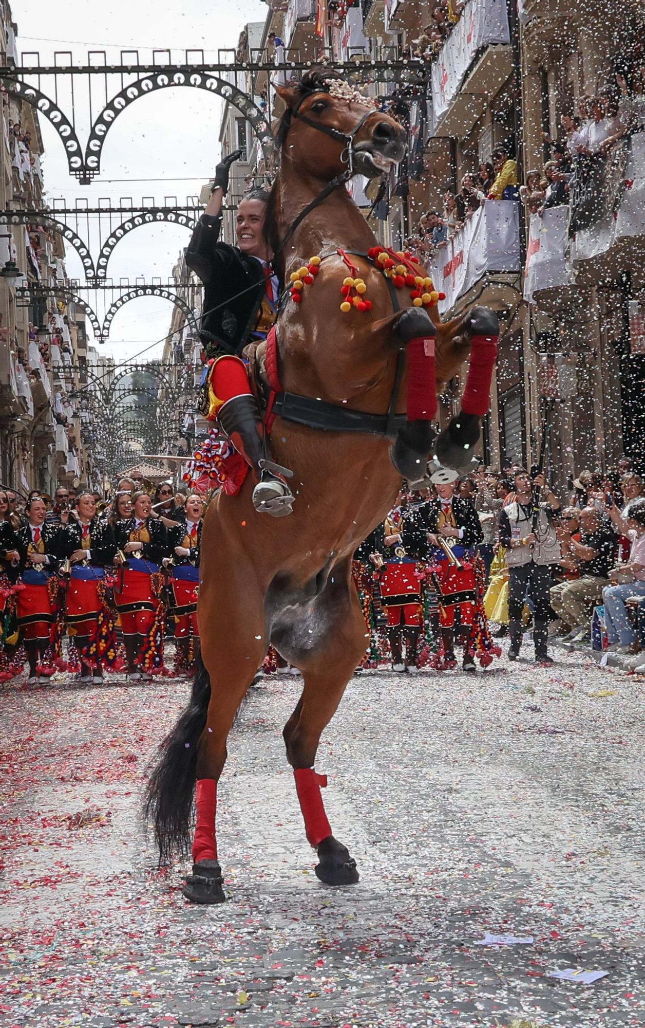 Alcoy se entrega al espectáculo de las tropas cristianas