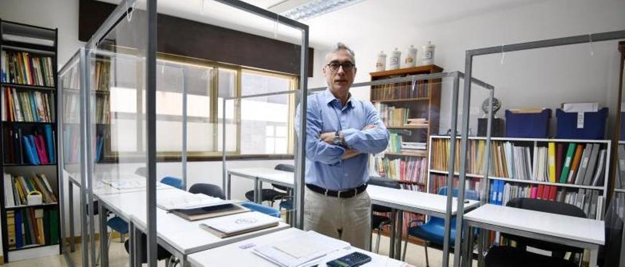 El profesor Ángel Garrido, en una de las aulas vacías de la Academia Teucro.