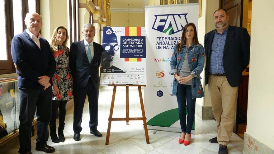 La concejala de Deporte y Juventud, Elisa Pérez de Siles, el presidente de la RFEN, Fernando Carpena, la delegada en Málaga de la Federación Andaluza, Montserrat Caballero y el gestor del Centro Acuático de Málaga Inacua, Guido Iglesias, en la presentación.