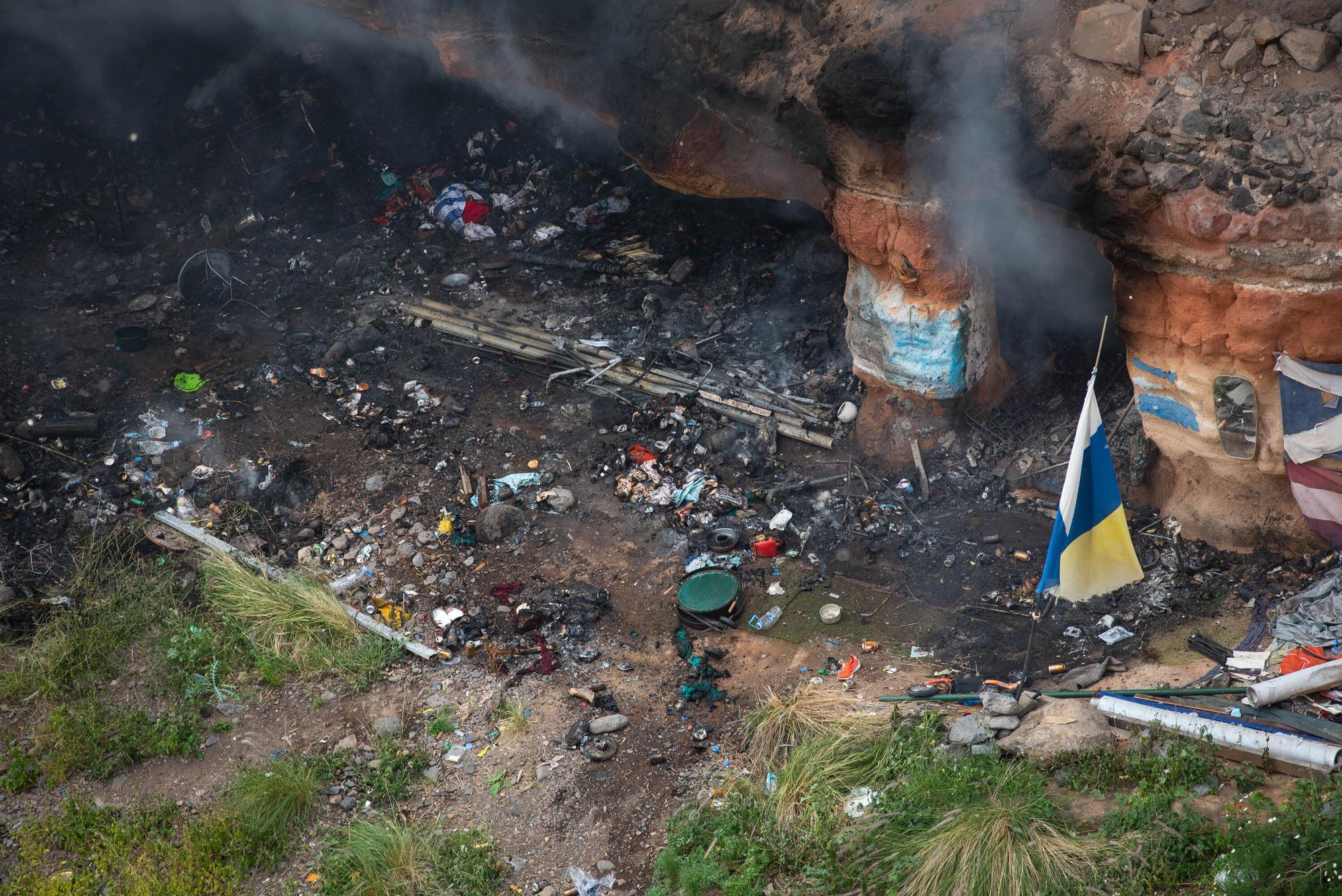 Incendio en una cueva de Barranco Santos