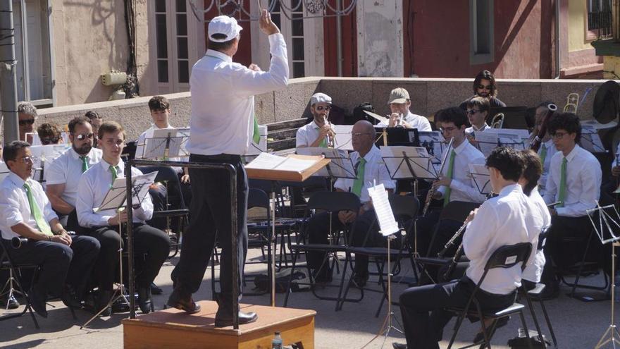 Deporte y música en la víspera del gran día del Cristo de Candás
