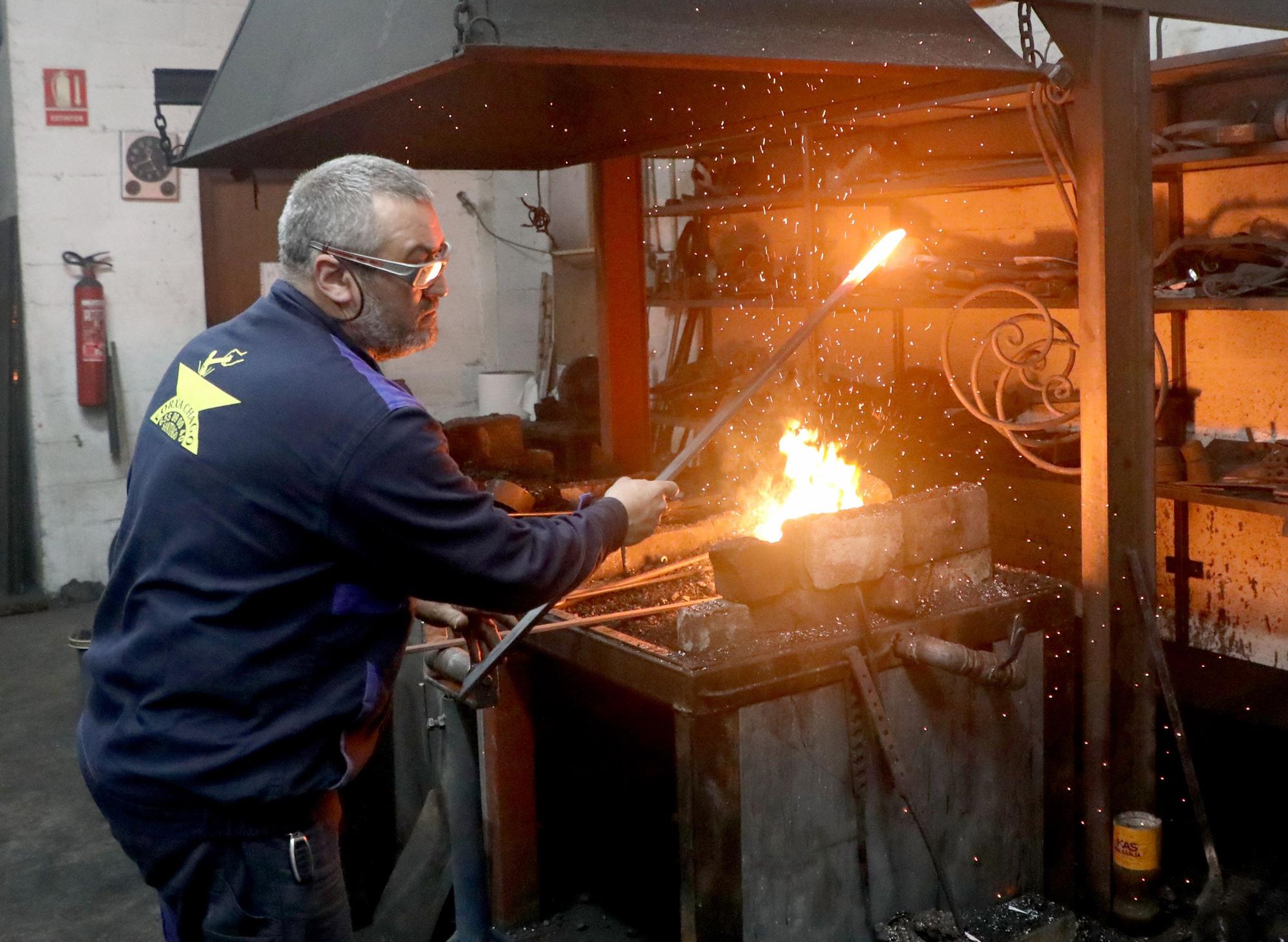 Secuencia de Santiago Martínez trabajando el hierro en su taller