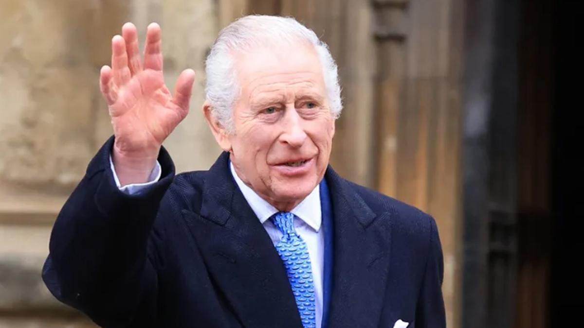 Carlos III de Inglaterra, saludando