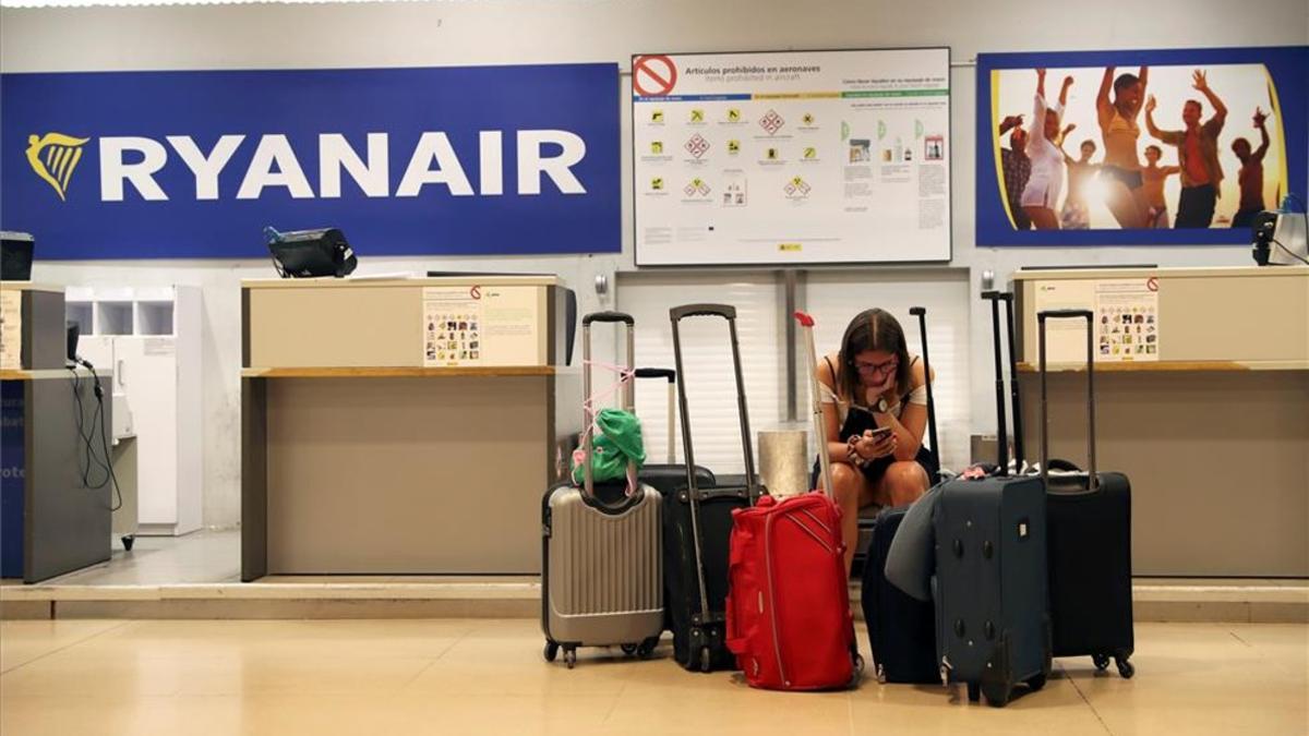 Una pasajera espera en el mostrador de Ryanair.