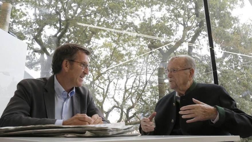 Feijóo, a la izquierda, charla con el expresidente gallego Fernández Albor en Santiago en la jornada de reflexión.