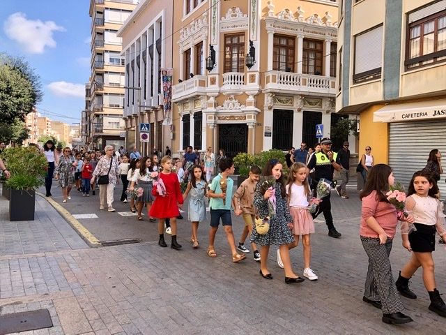 La ofrenda a la Mare de Déu del Roser y la serenata zanjan las fiestas de Almassora