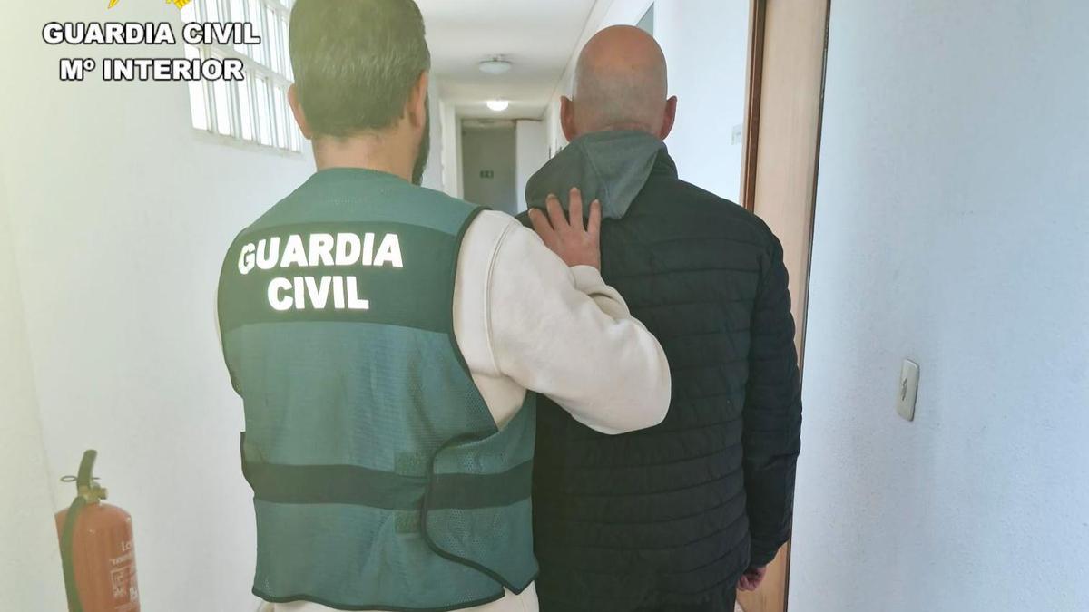El arrestado con un agente de la Guardia Civil.