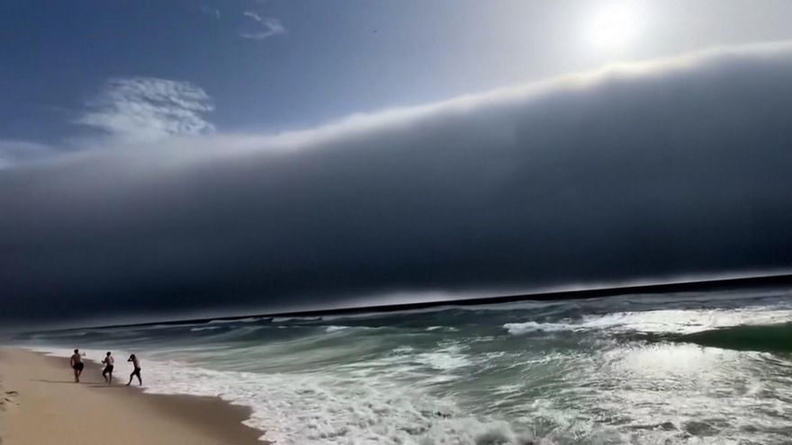 Nube gigante en forma de tsunami sorprende a los bañistas en Portugal